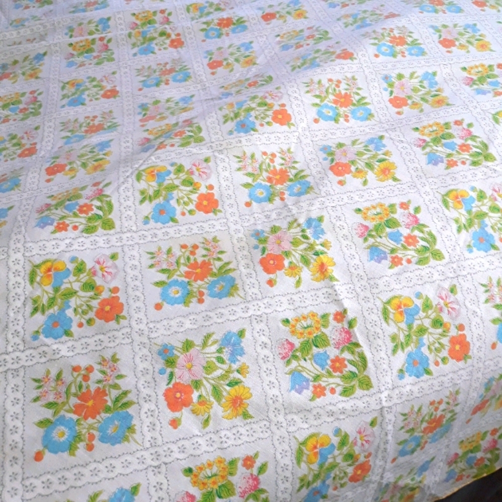 VTG ROUND FLORAL TABLECLOTH - Picture 3 of 5